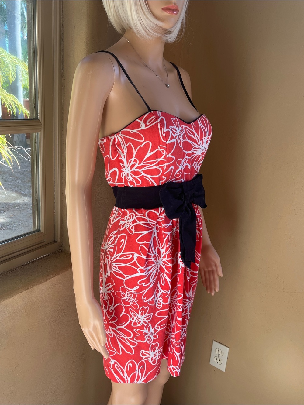 B. Smart dress with large black bow - Picture 4 of 8
